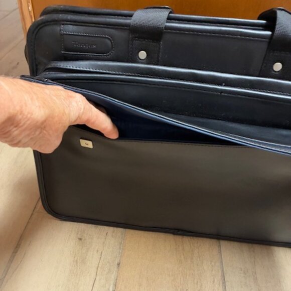 Targus Leather Laptop shoulder/messenger bag 17" x13" - Picture 3 of 5